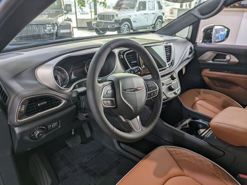 New 2026 Chrysler Pacifica Pinnacle w/ Trailer Tow Group FWD image 18