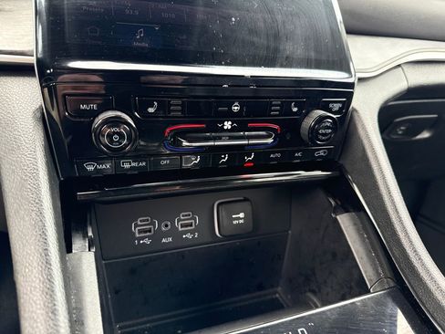 Used 2023 Jeep Grand Cherokee L Limited AWD/4WD image 22
