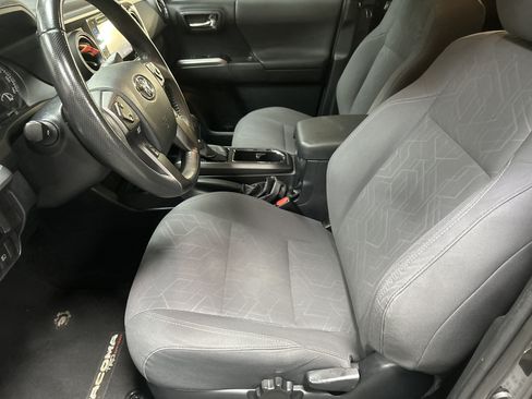 Used 2019 Toyota Tacoma TRD Off-Road w/ Technology Package AWD/4WD image 16