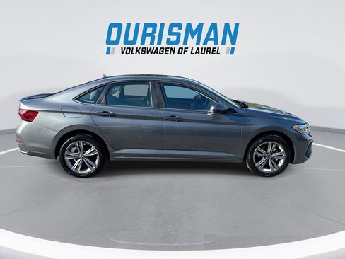Used 2023 Volkswagen Jetta SE w/ Panoramic Sunroof Package FWD image 9