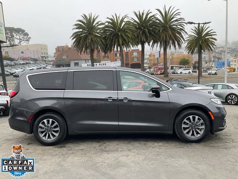 Used 2023 Chrysler Pacifica Touring-L FWD image 3
