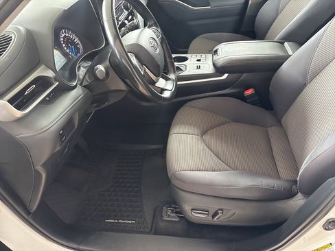 Used 2024 Toyota Highlander LE image 7