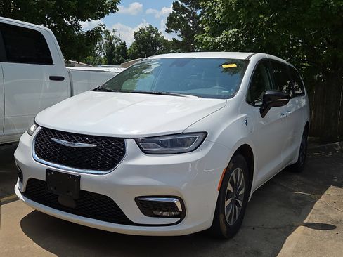 Used 2024 Chrysler Pacifica Limited FWD image 2