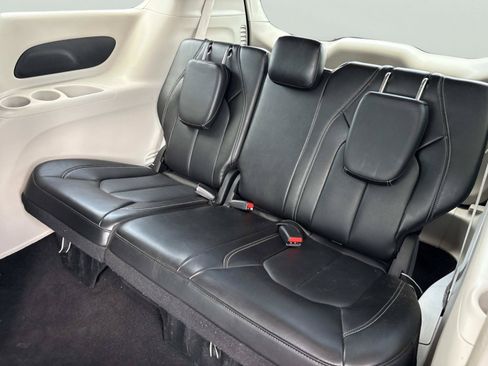 Used 2024 Chrysler Pacifica Touring-L FWD image 16