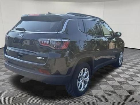 Used 2024 Jeep Compass Latitude w/ Convenience Group AWD/4WD image 5