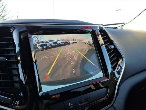 Used 2019 Jeep Cherokee Limited image 10