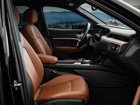 Used 2022 Audi e-tron Premium w/ Convenience Plus Package image 26