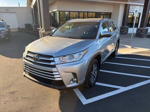 Used 2019 Toyota Highlander XLE image 2