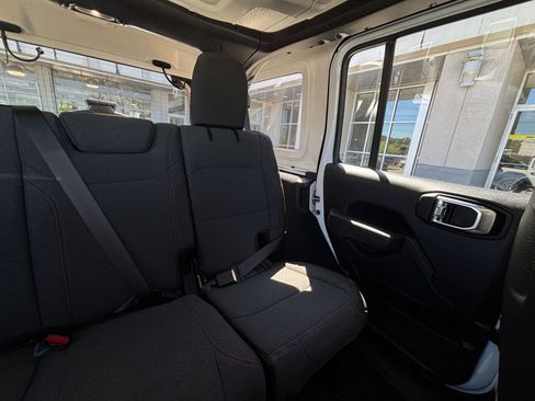 Used 2025 Jeep Wrangler Unlimited Rubicon image 36