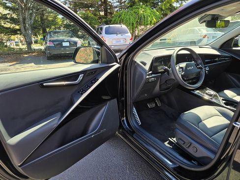Used 2024 Kia Niro SX Touring FWD image 7