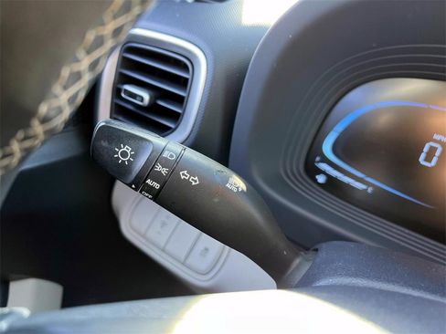 Certified 2023 Hyundai Venue Limited image 28