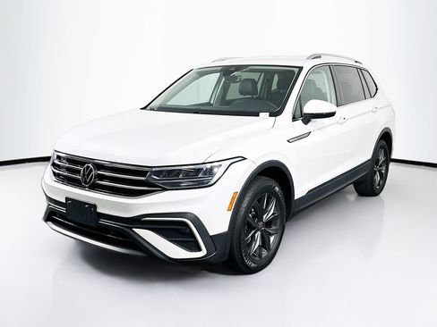 Used 2023 Volkswagen Tiguan SE AWD/4WD image 3