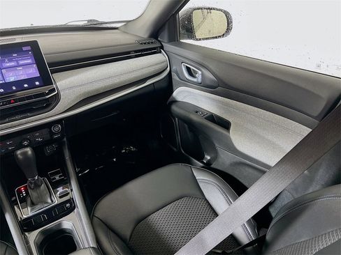 Used 2024 Jeep Compass Latitude image 21