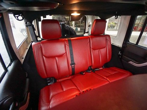 Used 2013 Jeep Wrangler Unlimited Rubicon image 28