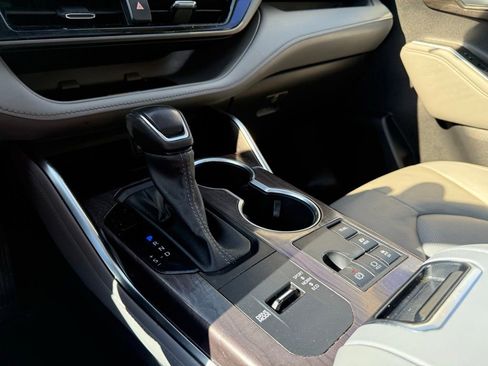Used 2023 Toyota Highlander Limited image 12
