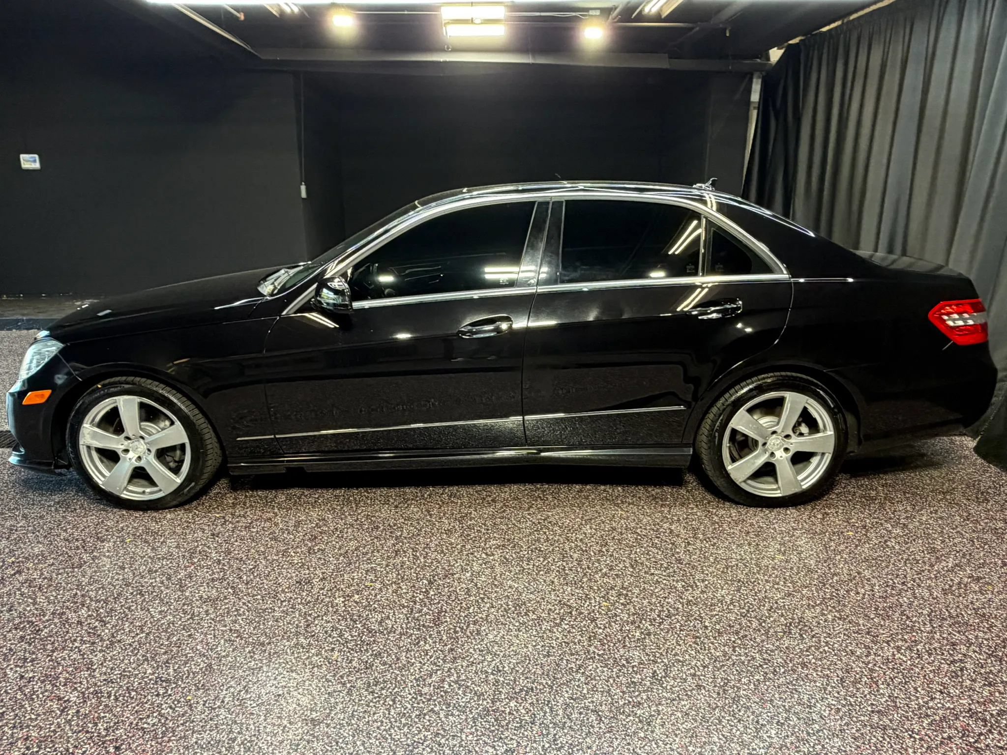 Used 2011 Mercedes-Benz E 350 4MATIC Sedan image 4