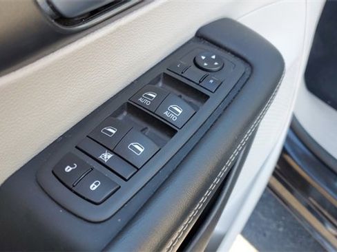 Certified 2024 Chrysler Pacifica Touring-L image 6