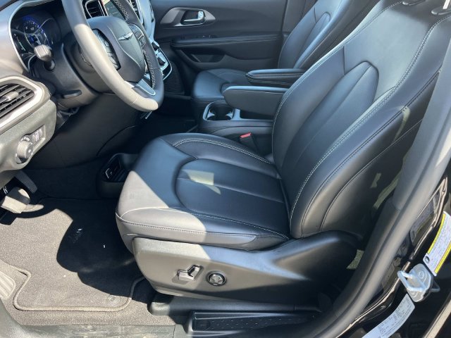 Certified 2026 Chrysler Pacifica Select FWD image 26