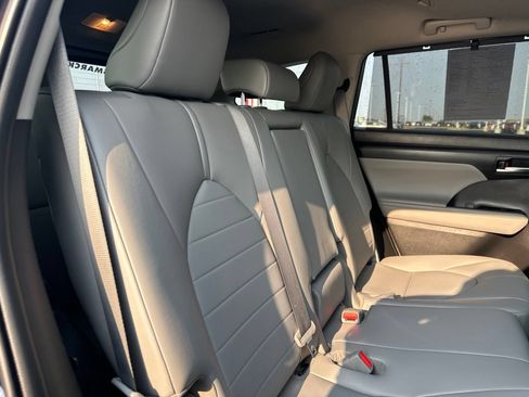 Used 2021 Toyota Highlander XLE AWD/4WD image 38