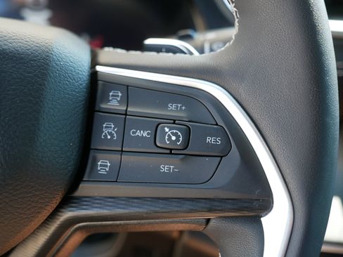 Used 2023 Jeep Grand Cherokee Altitude AWD/4WD image 29
