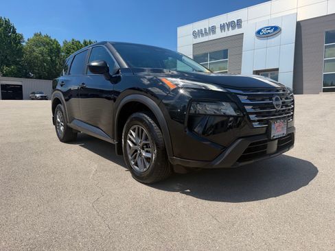 Used 2024 Nissan Rogue S AWD/4WD image 2