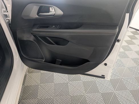 Used 2025 Chrysler Pacifica Select FWD image 32