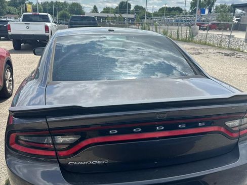 Used 2019 Dodge Charger SXT RWD image 3