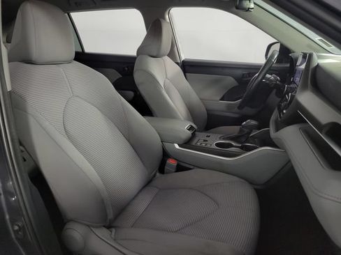 Used 2023 Toyota Highlander LE AWD/4WD image 16