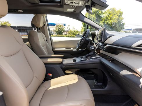 Used 2022 Toyota Sienna XLE w/ XLE Plus Package FWD image 29