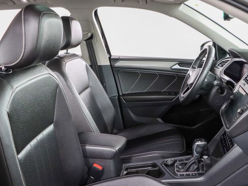 Used 2022 Volkswagen Tiguan SE w/ Panoramic Sunroof Package AWD/4WD image 27