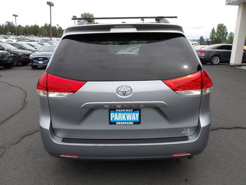 Used 2014 Toyota Sienna LE AWD/4WD image 4