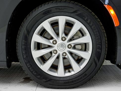 Used 2018 Chrysler Pacifica Touring-L FWD image 32