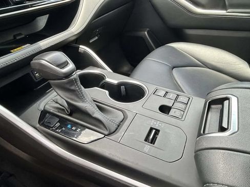 Used 2023 Toyota Highlander XLE FWD image 18