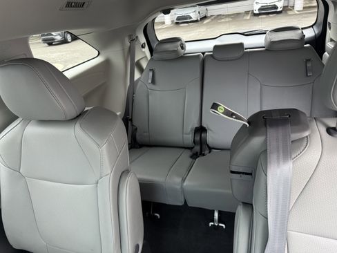 Certified 2023 Toyota Sienna XLE FWD image 6