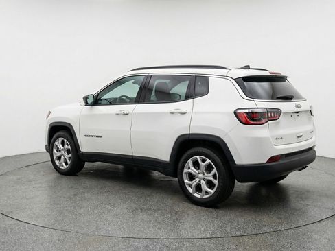 Used 2025 Jeep Compass Latitude AWD/4WD image 6