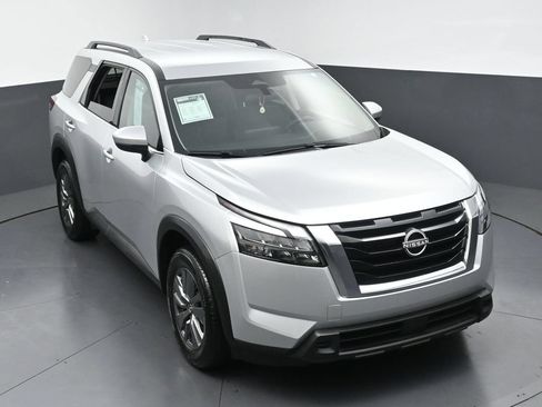 Used 2025 Nissan Pathfinder SV AWD/4WD image 6