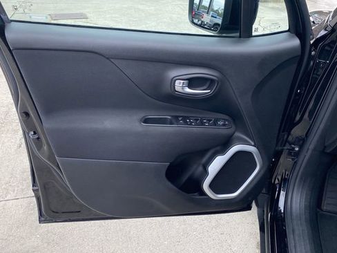 Used 2021 Jeep Renegade Latitude image 21