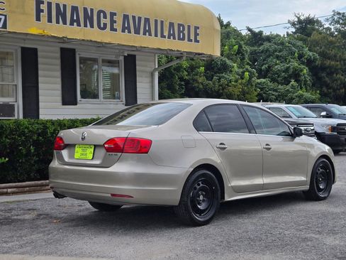 Used 2013 Volkswagen Jetta SE FWD image 3