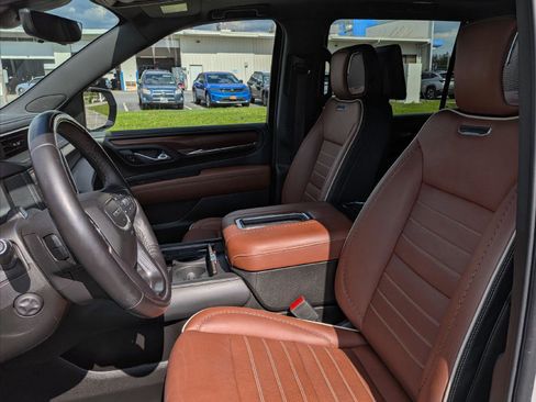 Used 2023 GMC Yukon XL Denali Ultimate AWD/4WD image 12