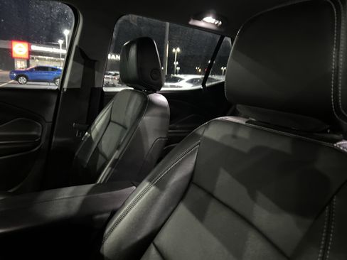 Used 2023 GMC Terrain SLT image 9