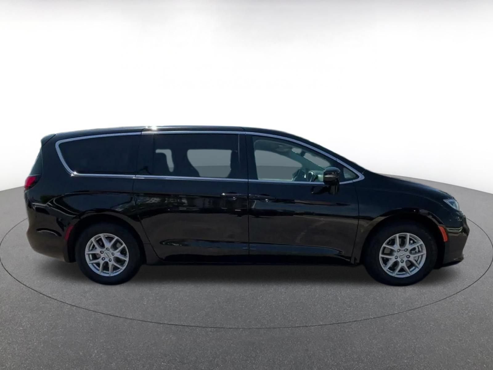 Used 2024 Chrysler Pacifica Touring-L FWD image 15
