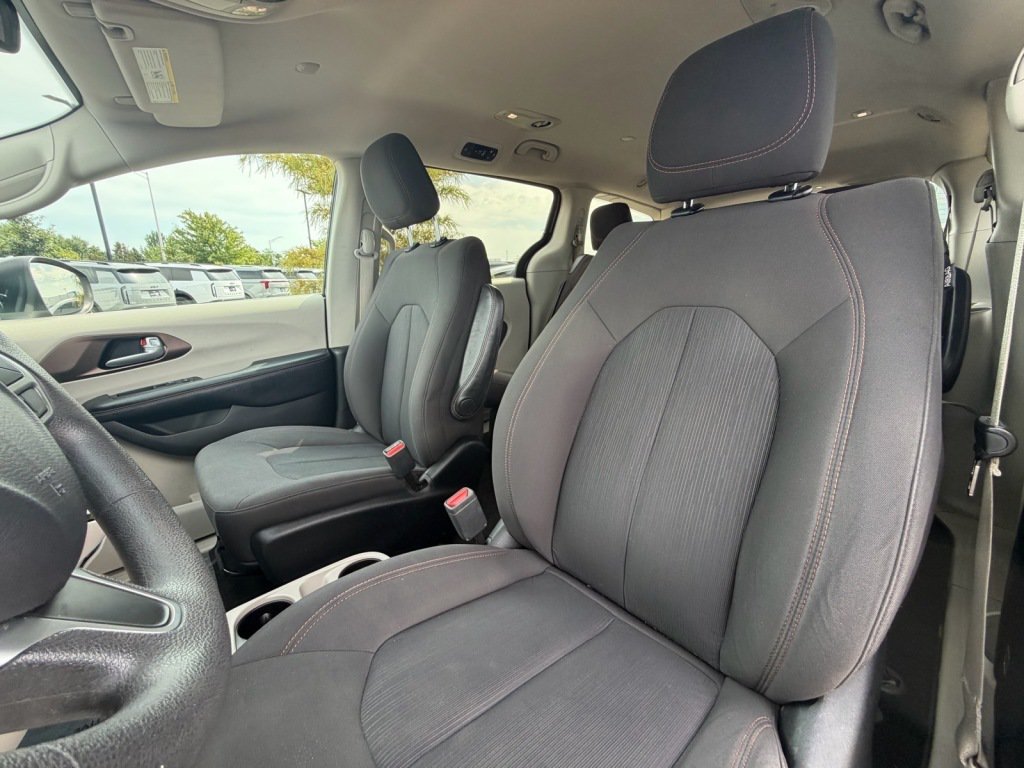 Used 2017 Chrysler Pacifica Touring FWD image 12