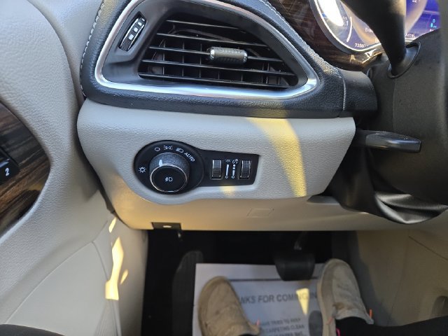 Used 2023 Chrysler Pacifica Limited FWD image 24