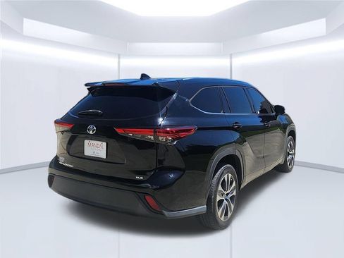 Used 2020 Toyota Highlander XLE FWD image 5