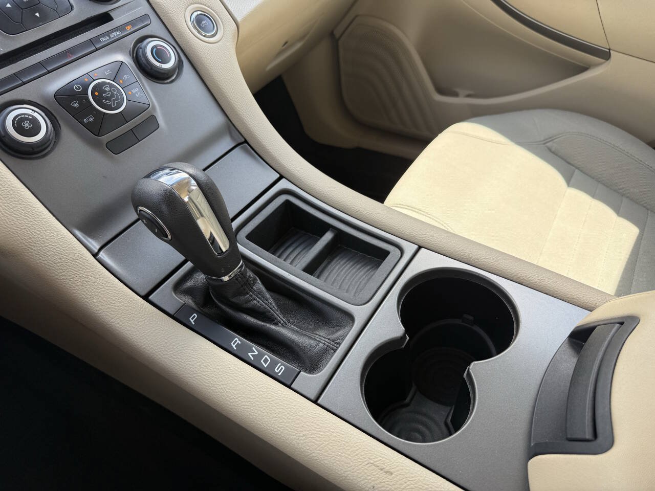 Used 2014 Ford Taurus SE FWD image 19