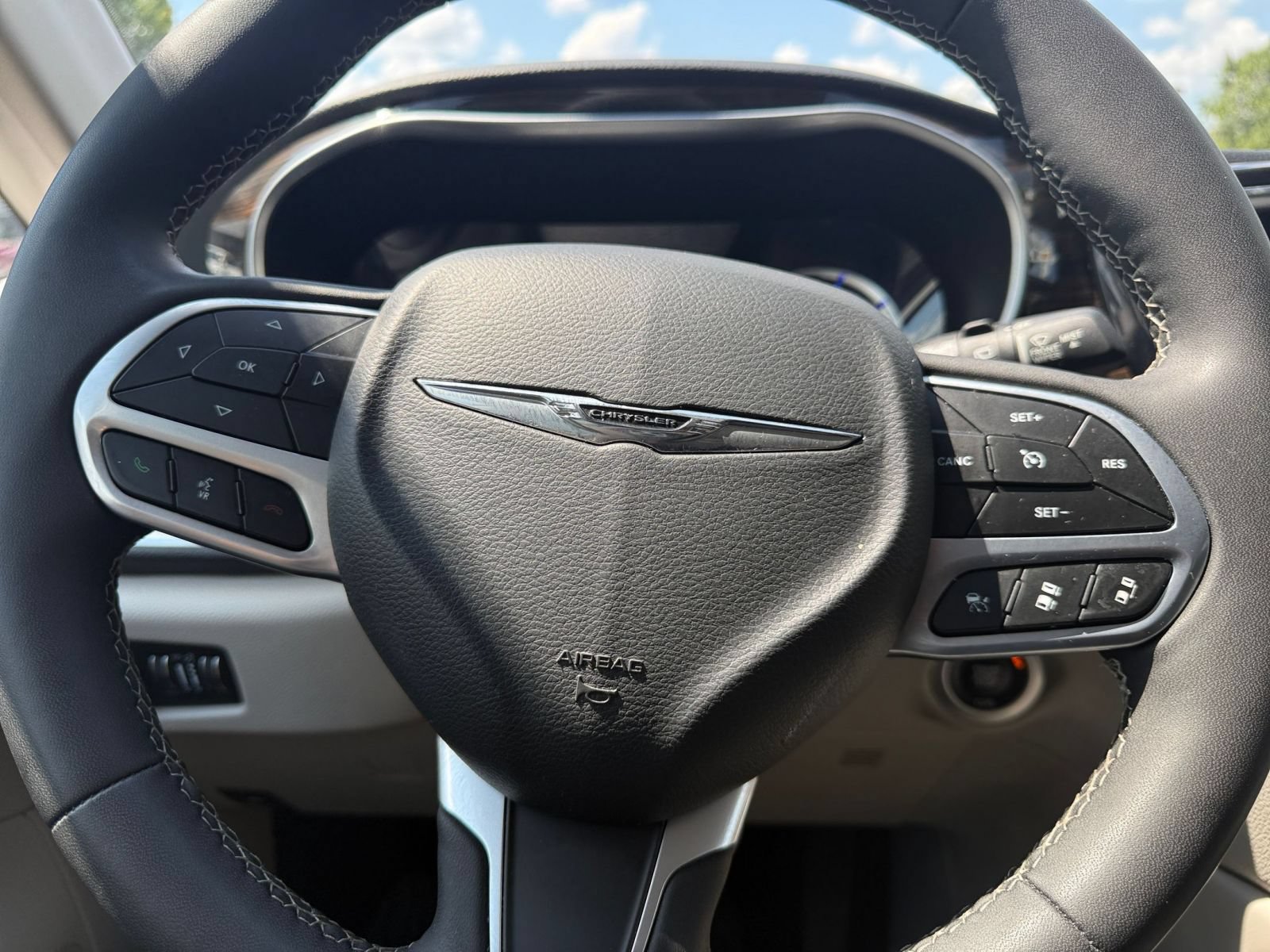 Used 2023 Chrysler Pacifica Limited FWD image 30