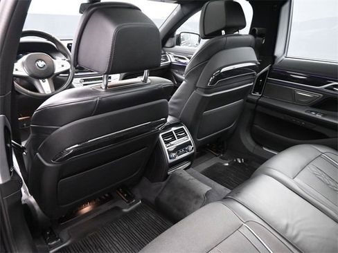 Used 2022 BMW 740i xDrive w/ M Sport Package image 12