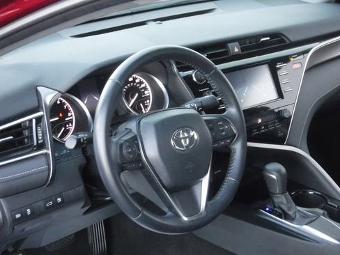 Used 2018 Toyota Camry SE image 11