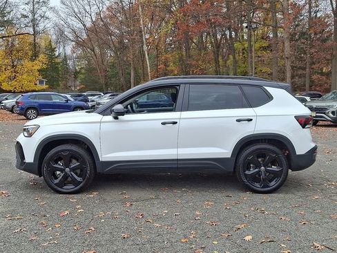 Certified 2025 Volkswagen Taos SE image 6