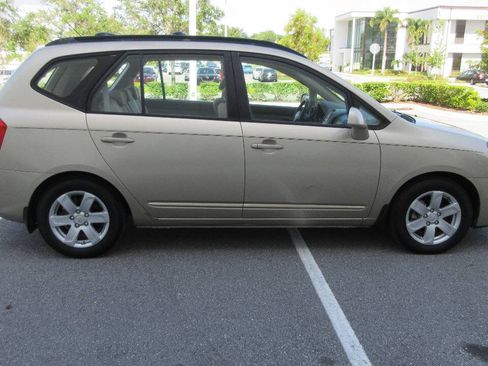 Used 2008 Kia Rondo LX FWD image 6
